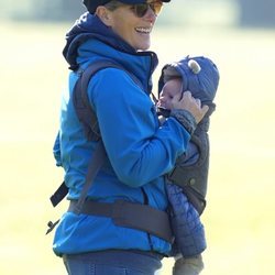 Zara Phillips y su hijo Lucas Tindall en el Houghton International Horse Trials