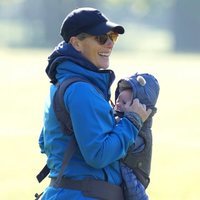 Zara Phillips y su hijo Lucas Tindall en el Houghton International Horse Trials