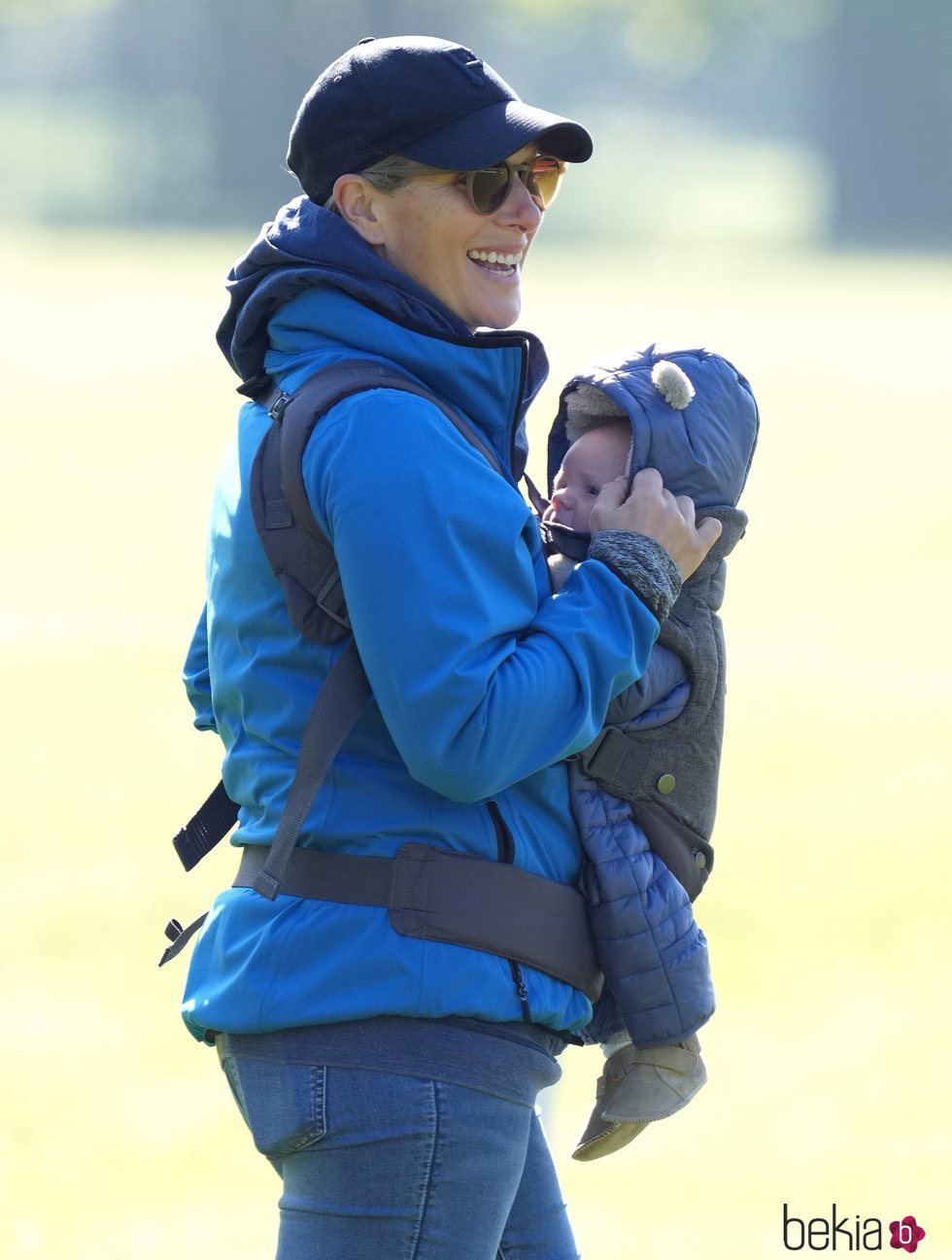 Zara Phillips y su hijo Lucas Tindall en el Houghton International Horse Trials