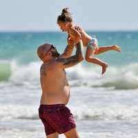 Kiko Rivera disfrutando con su hija en la playa