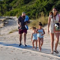 Irene Rosales, Kiko Rivera y sus hijas llegan a la playa durante sus vacaciones