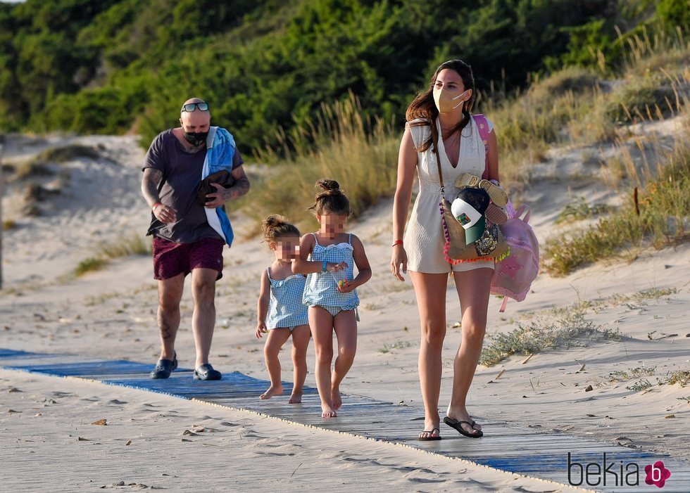 Irene Rosales, Kiko Rivera y sus hijas llegan a la playa durante sus vacaciones