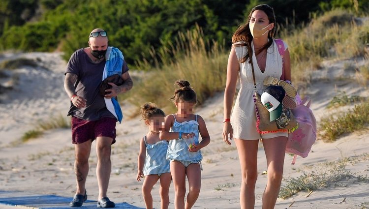 Irene Rosales, Kiko Rivera y sus hijas llegan a la playa durante sus vacaciones