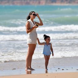 Irene Rosales con su hija en la playa