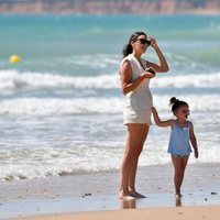 Irene Rosales con su hija en la playa