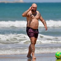 Kiko Rivera jugando a la pelota en la playa