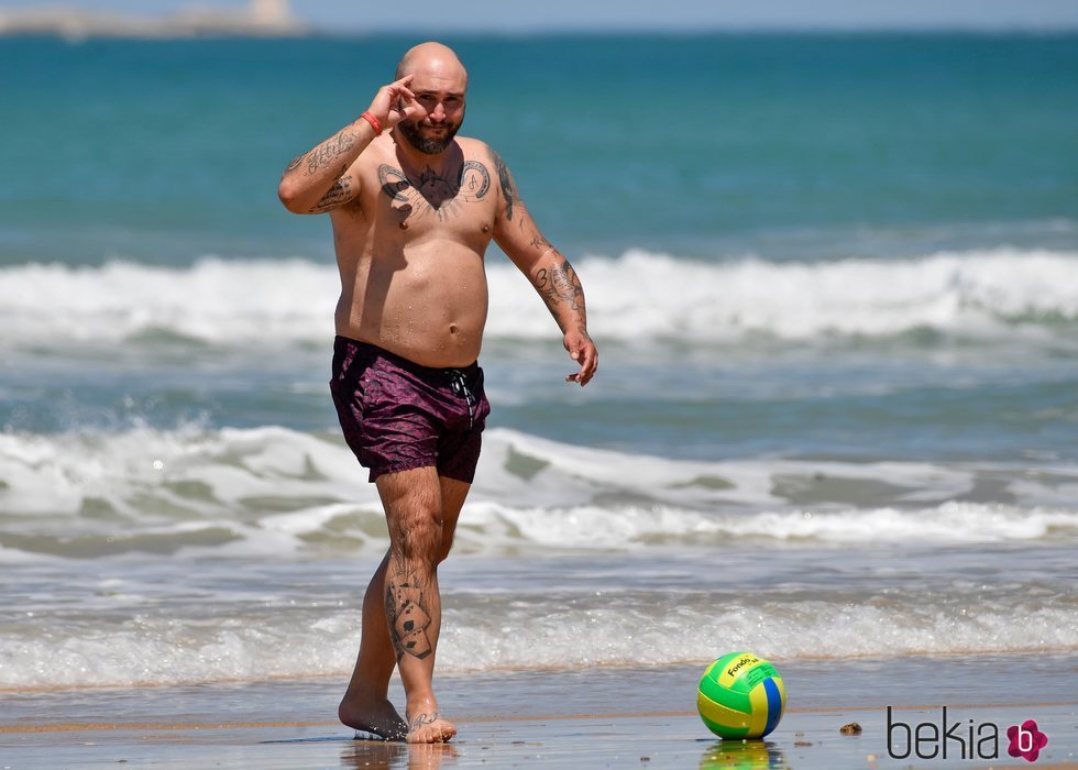 Kiko Rivera jugando a la pelota en la playa