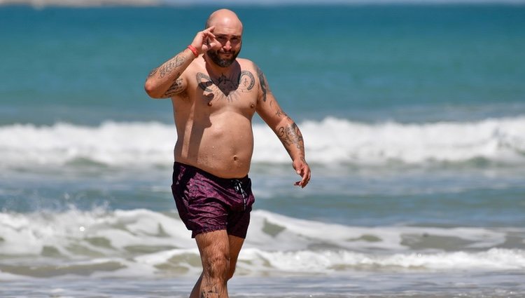 Kiko Rivera jugando a la pelota en la playa