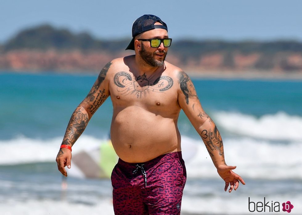 Kiko Rivera disfrutando de un día de playa