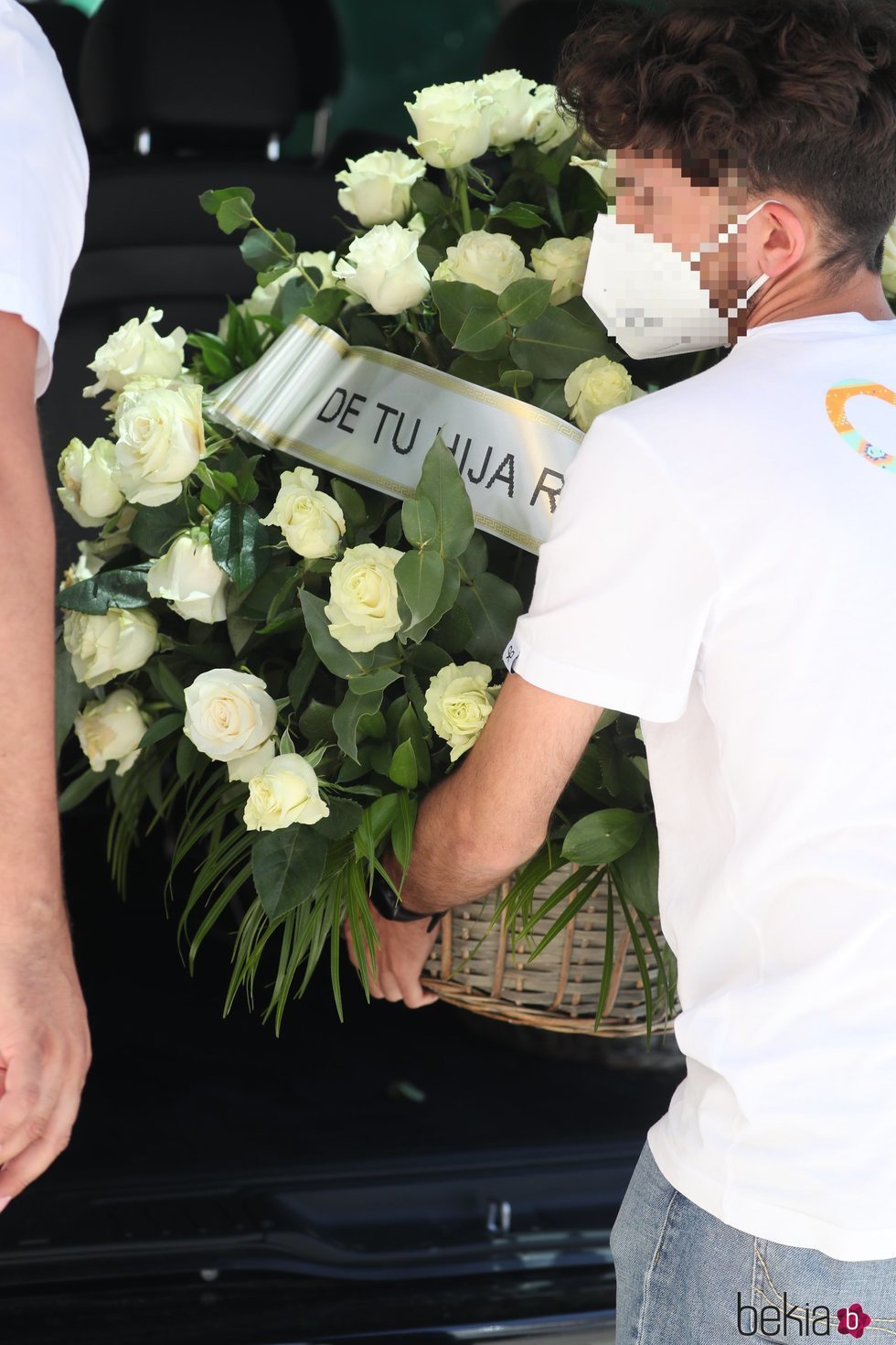 Corona de flores de Rocío Carrasco a Rocío Jurado en el 15 aniversario de su muerte