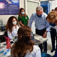 La Reina Sofía en su visita al Centro de Rehabilitación para mamíferos marinos y tortugas en Grecia