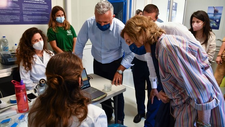 La Reina Sofía en su visita al Centro de Rehabilitación para mamíferos marinos y tortugas en Grecia