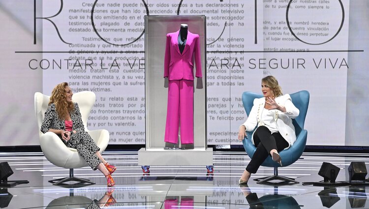 Rocío Carrasco, Carlota Corredera y el ya icónico traje rosa