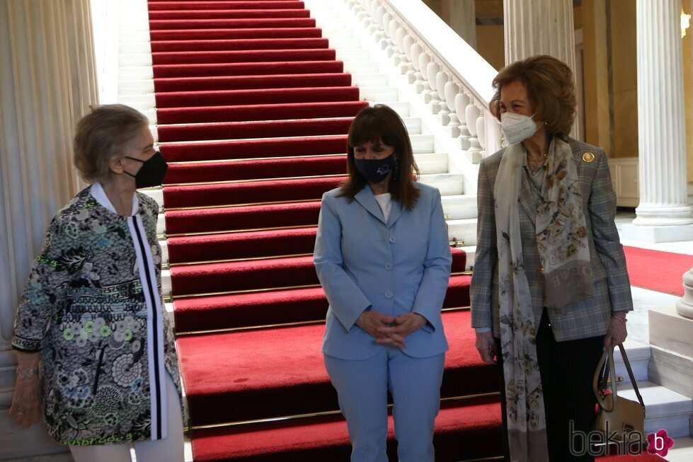 La Presidenta de Grecia con la Reina Sofía e Irene de Grecia en el Palacio Presidencial de Atenas