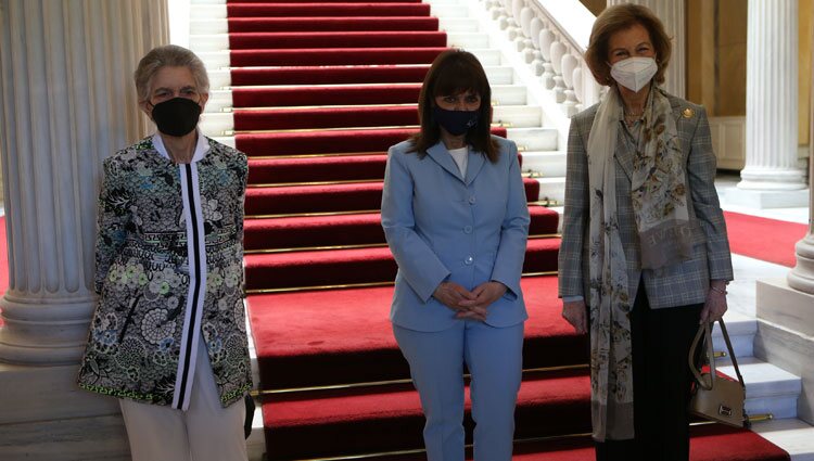 La Reina Sofía e Irene de Grecia con la Presidenta de Grecia en el antiguo Palacio Real de Atenas