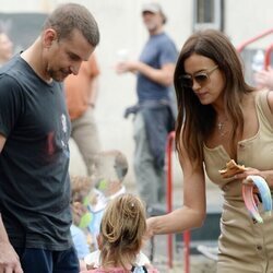 Irina Shayk y Bradle Cooper hablando con su hija