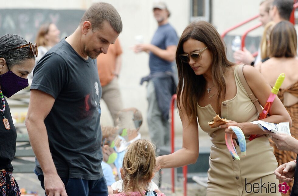 Irina Shayk y Bradle Cooper hablando con su hija