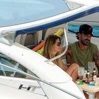 Maoke con su novio en un barco en Mallorca