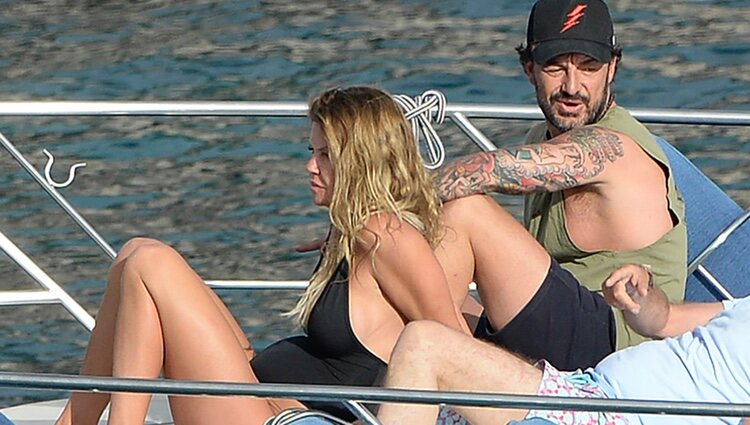 Makoke disfrutando del mar de Mallorca junto a su novio