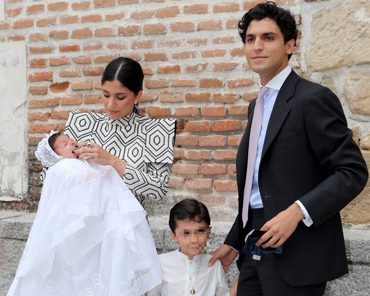 María García de Jaime y Tomás Páramo en el bautizo de su hija Catalina con su hijo Tomi