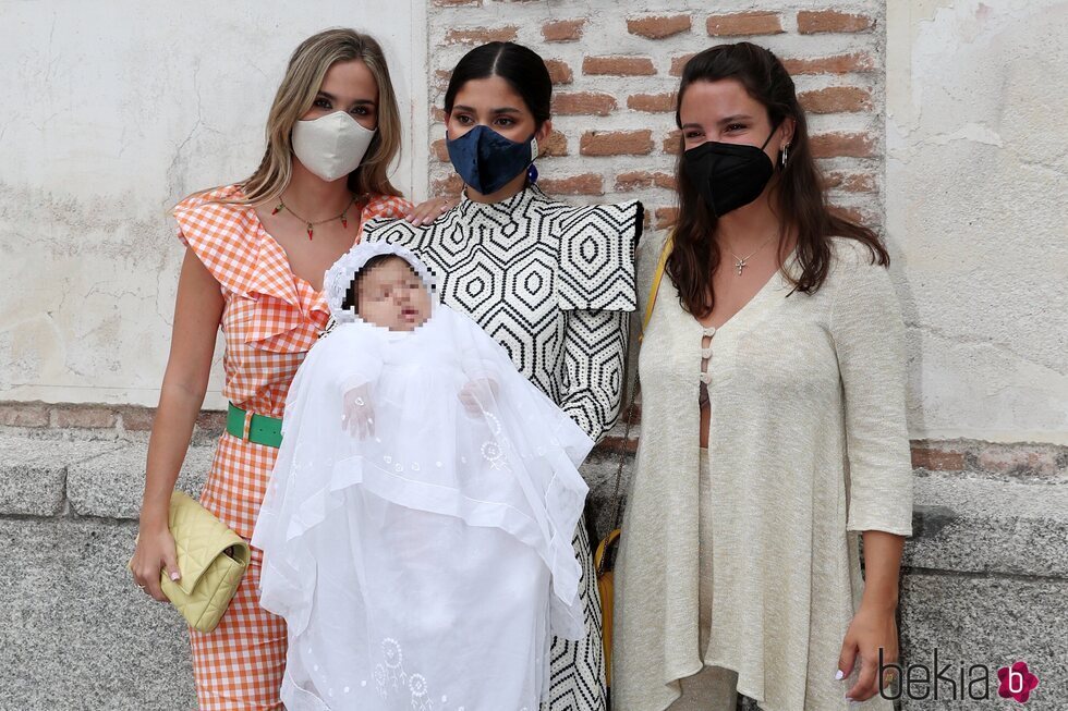 María y Marta Pombo con María García de Jaime en el bautizo de su hija