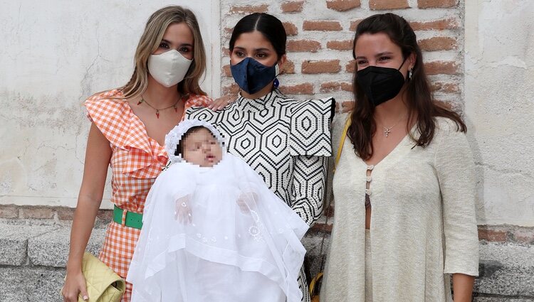 María y Marta Pombo con María García de Jaime en el bautizo de su hija