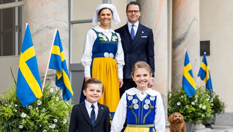 Victoria y Daniel de Suecia con sus hijos Estela y Oscar y su perro Rio en el Día Nacional de Suecia 2021