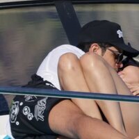 Danna Paola y Álex Hoyer besándose en Ibiza