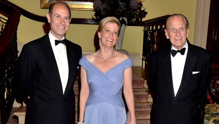 El Duque de Edimburgo con el Príncipe Eduardo y Sophie Rhys-Jones en el 60 aniversario del Premio Duque de Edimburgo