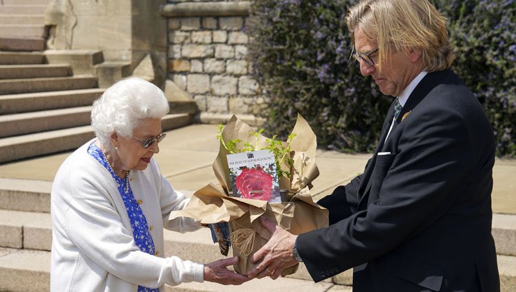 La Reina Isabel recibe la Rosa Duque de Edimburgo