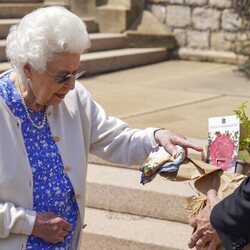 La Reina Isabel con la Rosa Duque de Edimburgo