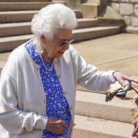 La Reina Isabel con la Rosa Duque de Edimburgo