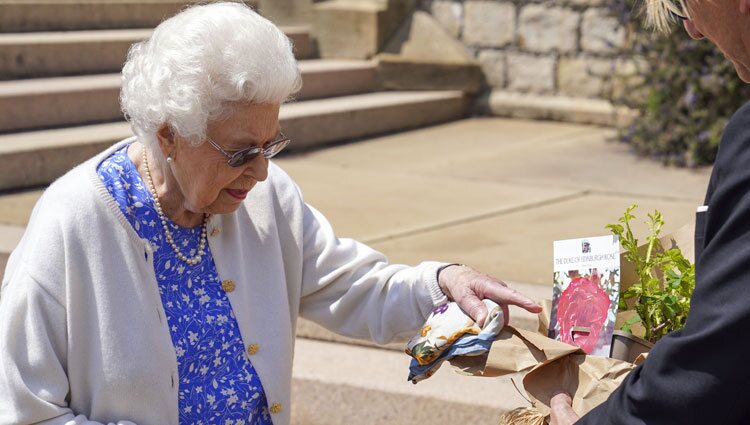 La Reina Isabel con la Rosa Duque de Edimburgo