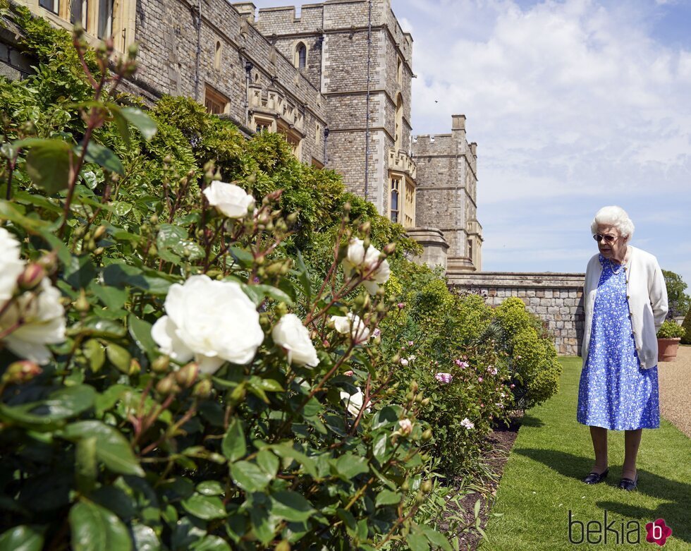 La Reina Isabel en los jardines de Windsor Castle en el homenaje al Duque de Edimburgo por el que hubiera sido su centenario