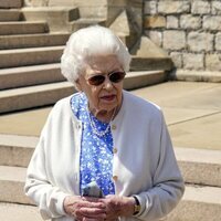 La Reina Isabel en Windsor en el homenaje al Duque de Edimburgo por el que hubiera sido su centenario