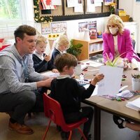 Kate Middleton y Jill Biden con unos niños de una escuela de Cornualles