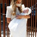 María Pombo con su hijo Martín en su bautizo