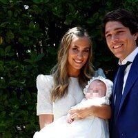 María Pombo y Pablo Castellano con su hijo Martín en la celebración de su bautizo