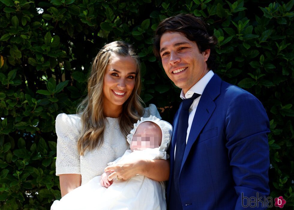 María Pombo y Pablo Castellano con su hijo Martín en la celebración de su bautizo