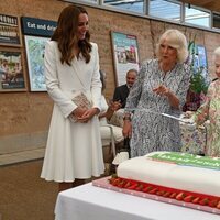 La Reina Isabel con una espada junto a Camilla Parker y Kate Middleton en la Cumbre del G7 en Cornualles