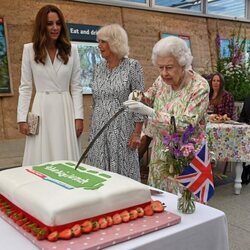 La Reina Isabel cortando una tarta junto a Camilla Parker y Kate Middleton en 'The Big Lunch' en la Cumbre del G7 en Cornualles