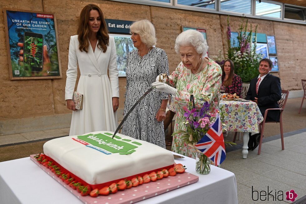 La Reina Isabel cortando una tarta junto a Camilla Parker y Kate Middleton en 'The Big Lunch' en la Cumbre del G7 en Cornualles