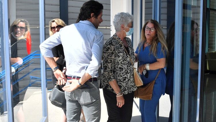 Canales Rivera y Teresa Rivera en el tanatorio tras la muerte de José Antonio Canales, padre y marido