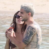 Melissa Jiménez, muy cariñosa con Marc Bartra en sus vacaciones en Ibiza