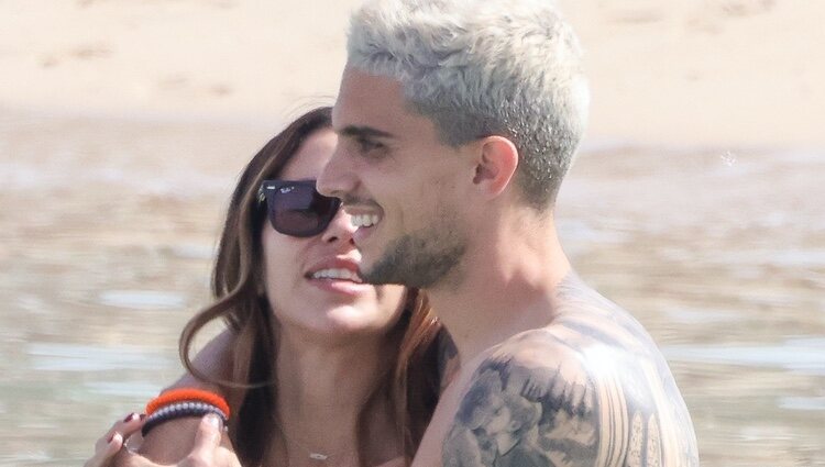 Melissa Jiménez, muy cariñosa con Marc Bartra en sus vacaciones en Ibiza