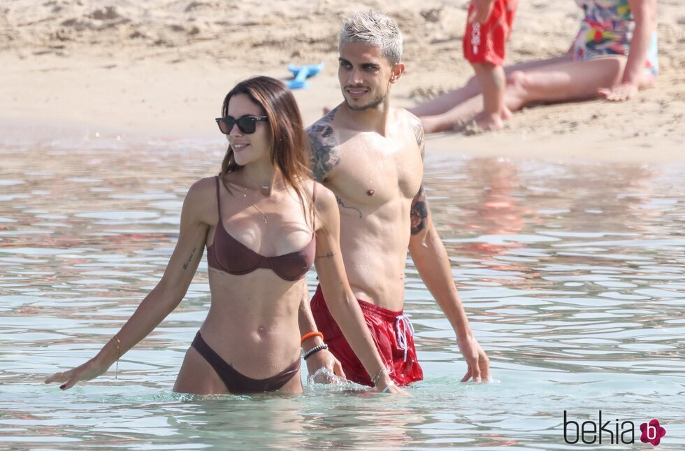 Melissa Jiménez y Marc Bartra en sus vacaciones en Ibiza