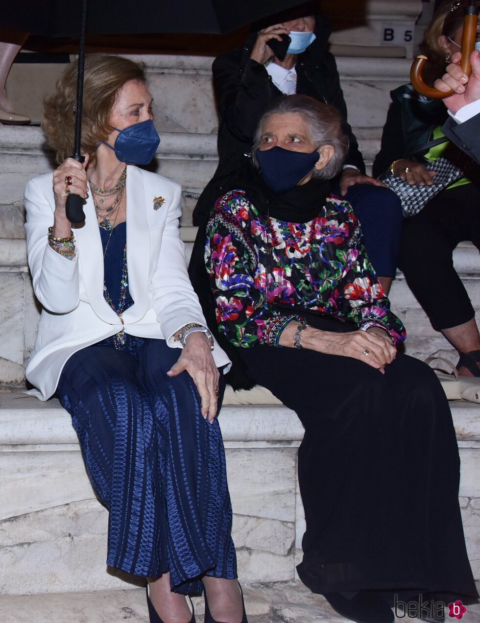 La Reina Sofía e Irene de Grecia en un concierto en el Odeón de Herodes Atticus de Atenas