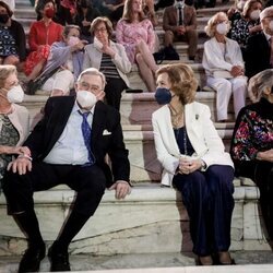 La Reina Sofía, Constantino y Ana María de Grecia e Irene de Grecia en un concierto en el Odeón de Herodes Atticus de Atenas