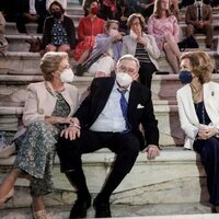 La Reina Sofía, Constantino y Ana María de Grecia e Irene de Grecia en un concierto en el Odeón de Herodes Atticus de Atenas