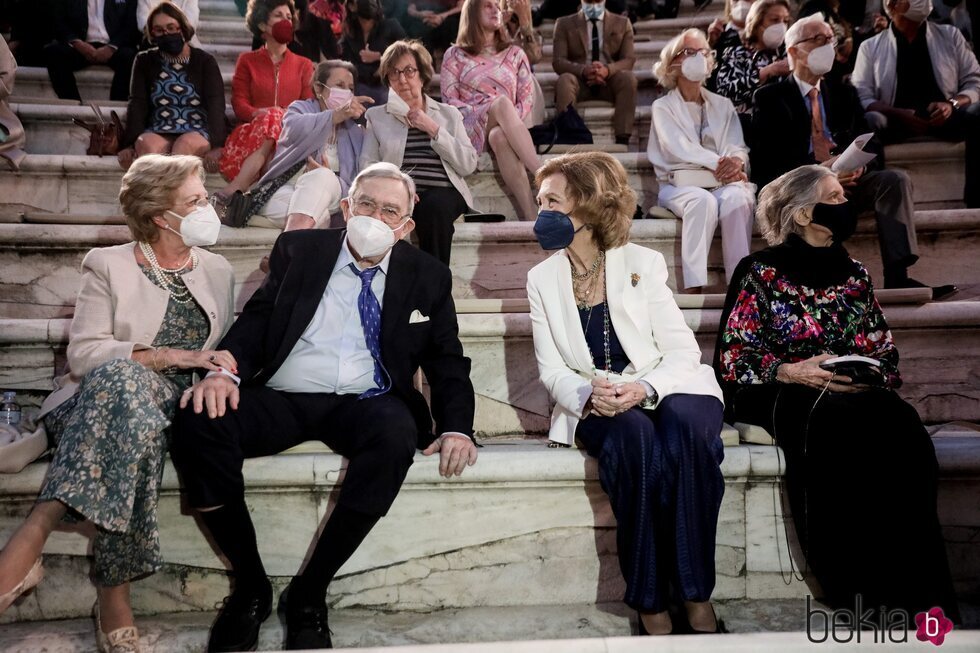 La Reina Sofía, Constantino y Ana María de Grecia e Irene de Grecia en un concierto en el Odeón de Herodes Atticus de Atenas